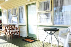 Queen Room, Featherston Motels And Camping