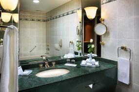 Executive Twin Room - includes Premium Guest Benefits, Mövenpick Grand Al Bustan